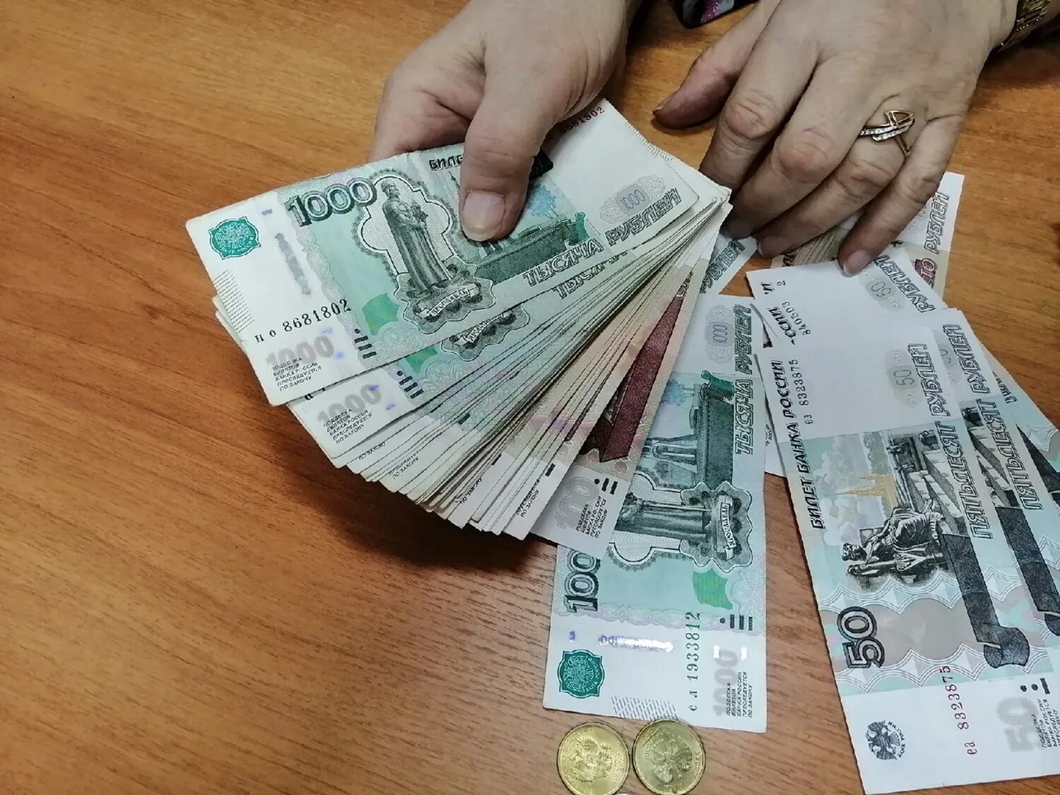 Девушки жкх. Выплаты пострадавшим. Счет за коммуналку. Выплаты. Низкая заработная плата.