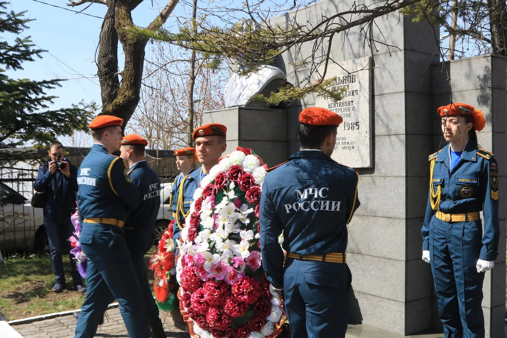 Вдова погибшего при исполнении. День памяти сотрудников МЧС. День памяти сотрудников МЧС погибших при исполнении. Пожарных, погибших при исполнении служебного долга.