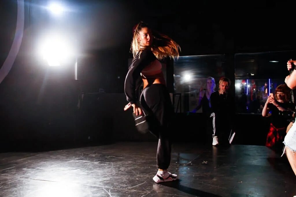 Girly hip hop танцы. Герли хип хоп. Вечеринка в стиле хип хоп. Одежда харадзюку хип хоп. Gs танцы настя кирс.
