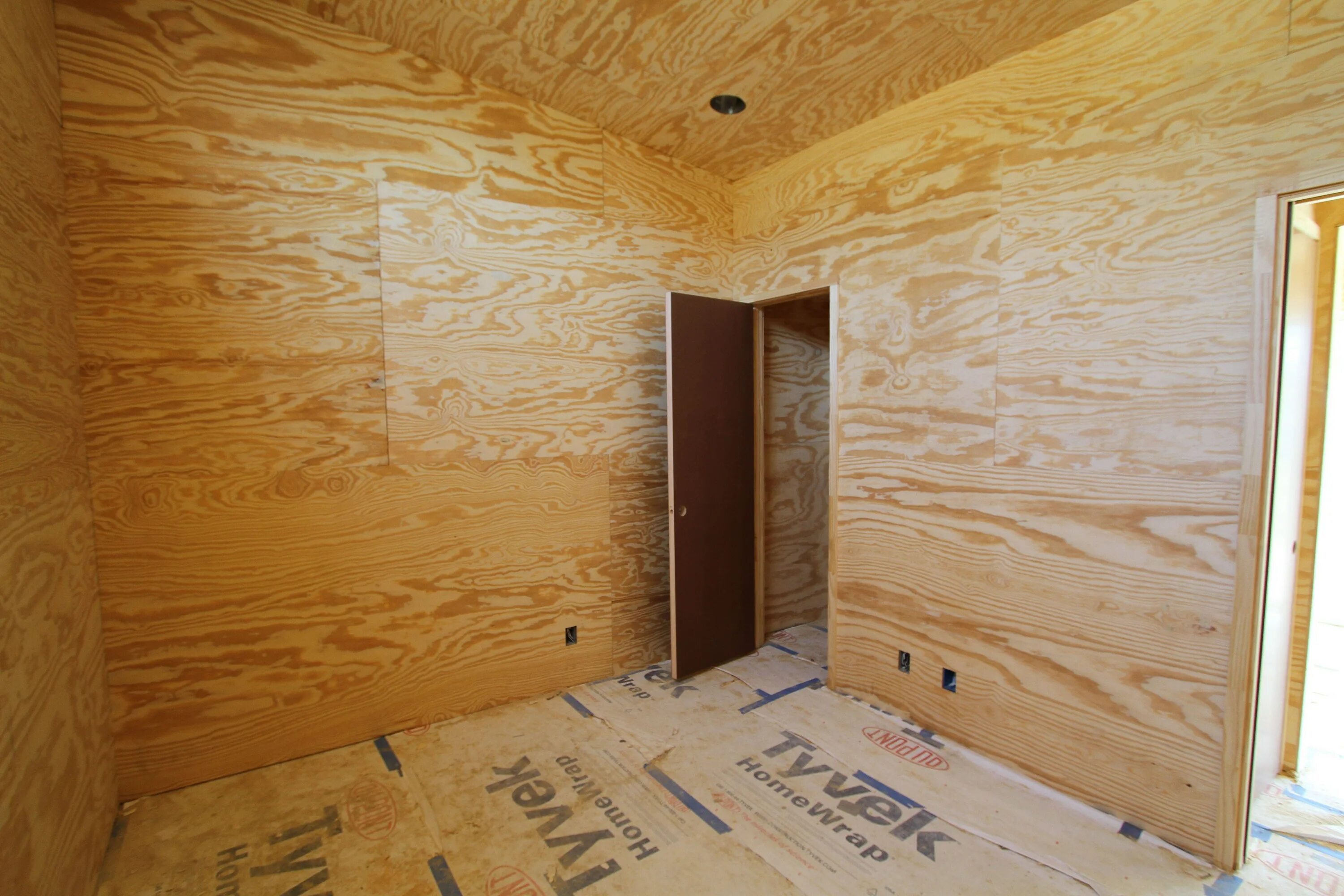 Осп-3 kronospan в доме. Отделка старых домов снаружи. Отделка цоколя панелями альта профиль. Обшивка наружных стен сайдингом. Обивка металлических дверей дермантином.