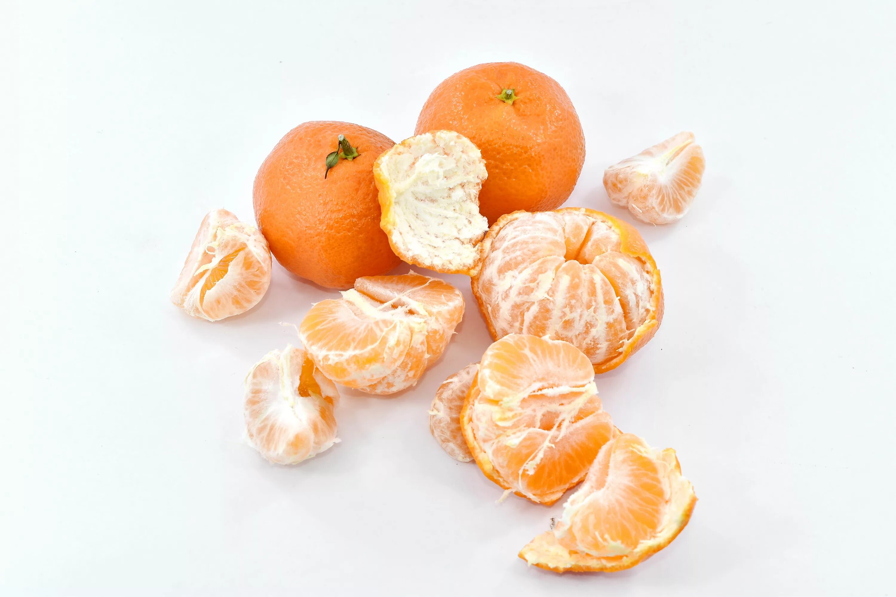 Вес кожуры апельсина. Кожуры мандарина (Citrus reticulata). Мандариновые корки. Мандарин на белом фоне. Апельсин и мандарин.