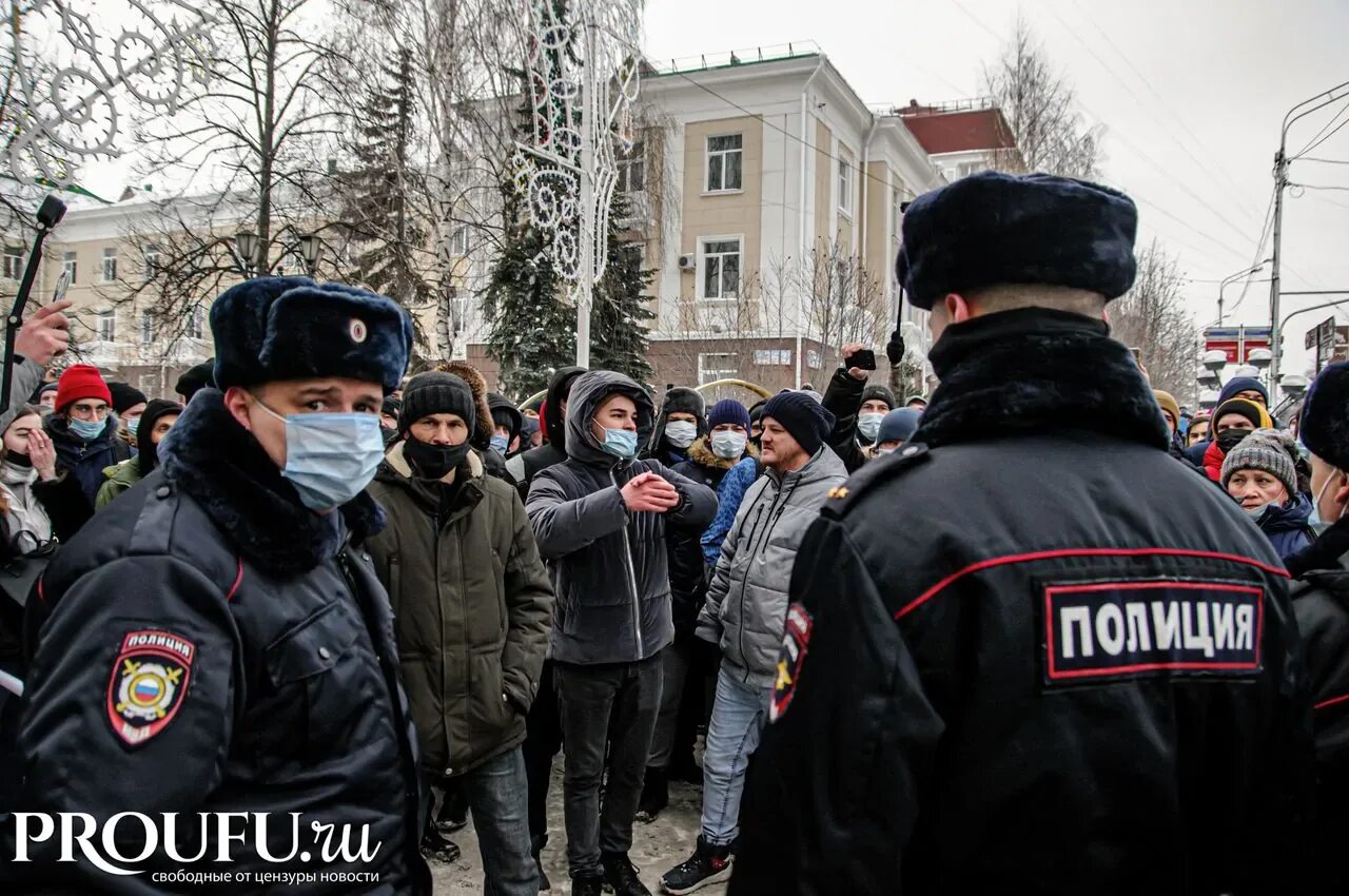 Уфа 19 января. Купание в луже зимой. Крещение в парке якутова уфа 2022. Уфа 19 января. Уфа протесты.