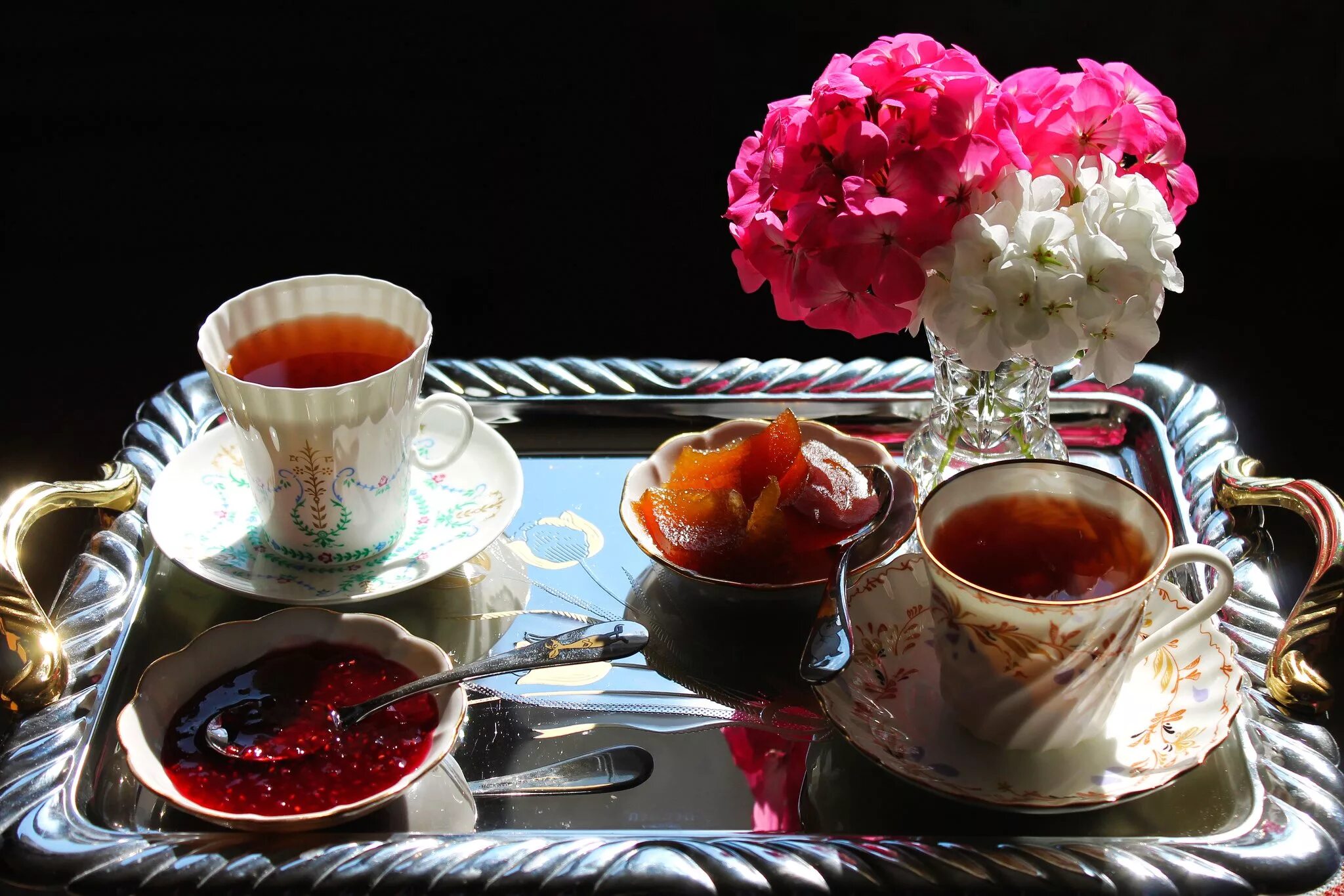 Два утра. Чаепитие с вареньем. Чай с вареньем. Чай с малиновым вареньем. Чай с цветами.