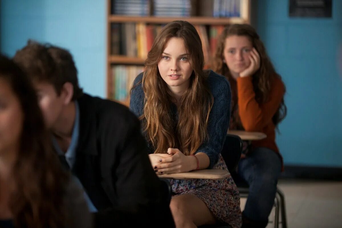 влюбилась в ботаника. влюбилась в ботаника. влюбилась в ботаника. зои дойч каждому свое. застенчивый парень и девушка.