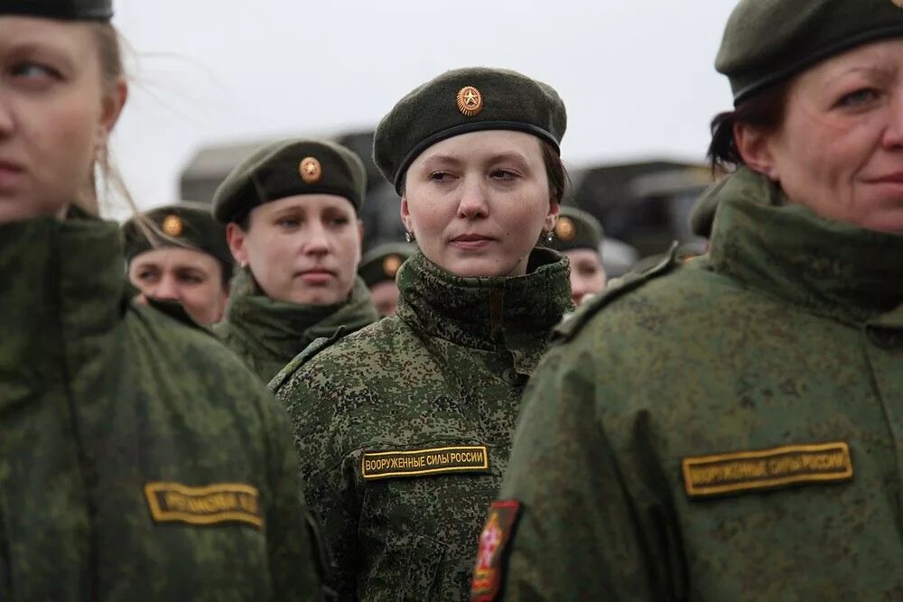 Служба женщин на своем. Женщины на службе отечеству. Девушка пограничник. Женщины в форме пограничника. Подвиг женщин волонтеров.