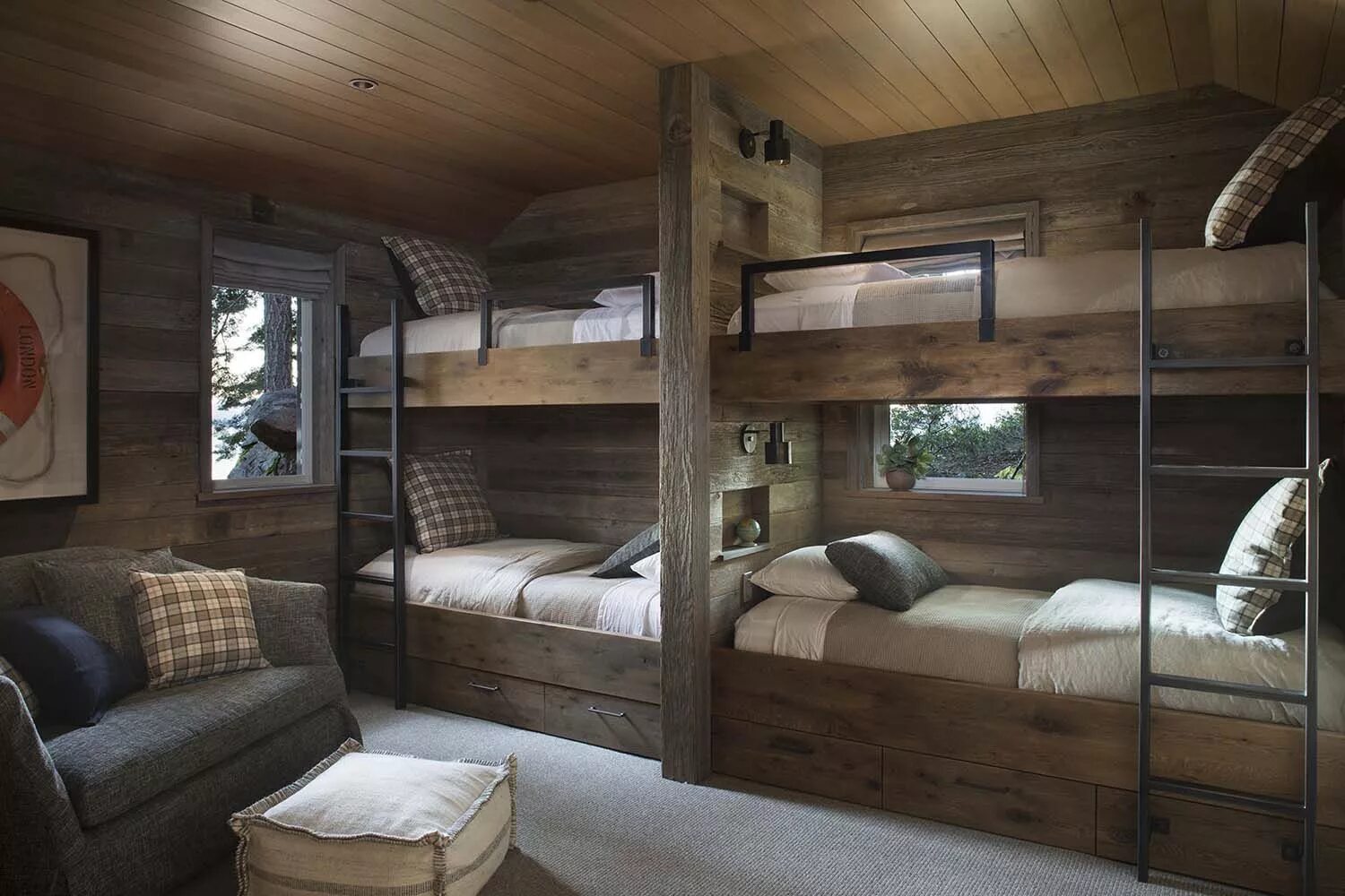 Двухместная комната. Двухъярусная кровать в стиле Шале. Двухэтажная спальня. Двухъярусная кровать в деревянном доме. Кровать в деревенском доме.