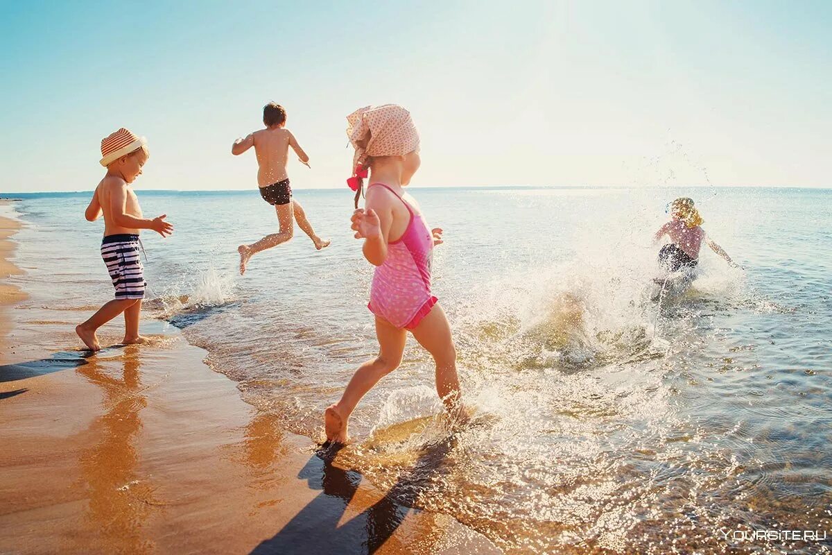 Гулять купаться. Дети бегут к морю. Лето дети море. Лето море пляж дети. Дети отдыхают на море.