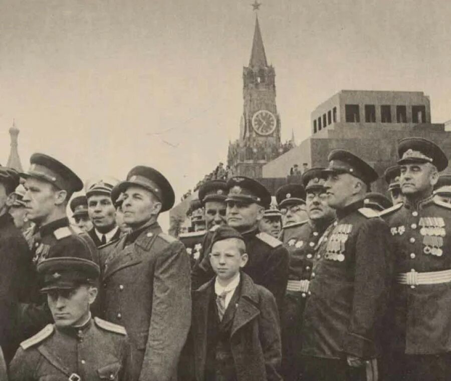 1945 год парад победы на красной. Первый парад Победы 24 июня 1945 года. Первый парад Победы в Москве 1945. Сталин на параде Победы 24.06.1945. Парад 1945г на красной площади.