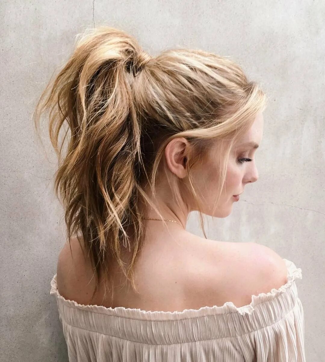 Мия бойко гульками. Неряшливые длинные волосы. Прическа художественный беспорядок. Небрежные секунды. Небрежные секунды.