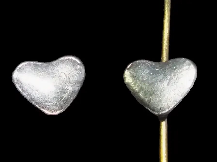 Сердце из металла. Бусина сердце металл. Маленькое сердечко железное с камнями.