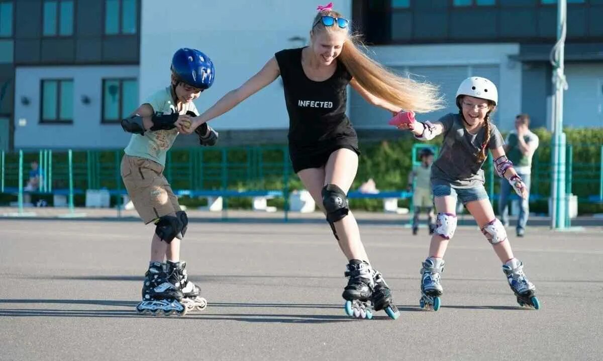 День роликов. Катание на роликовых коньках. Роликовые коньки для детей. Роликовые коньки для детей. День роликов.