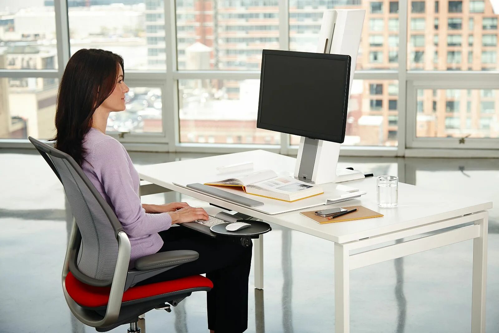 Стол новое слово. Рабочее место сотрудника. Пустое рабочее место в офисе. Эргономика ноутбука. Правильный рабочий стол для офиса.