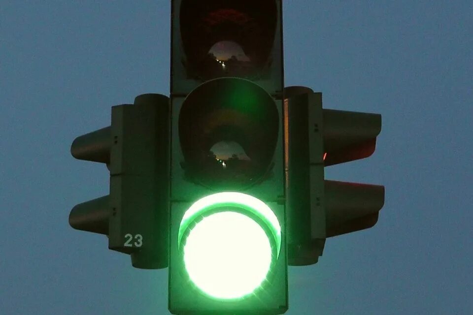 Зеленый светофор. Пешеходный светофор. Светофор с дополнительной секцией. Горизонтальный светофор.