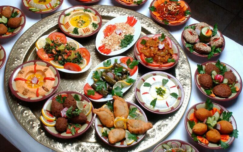 Ужин у мусульман. Национальная еда в Египте. Ливанское мезе. Египетская Национальная кухня. Арабская кухня.
