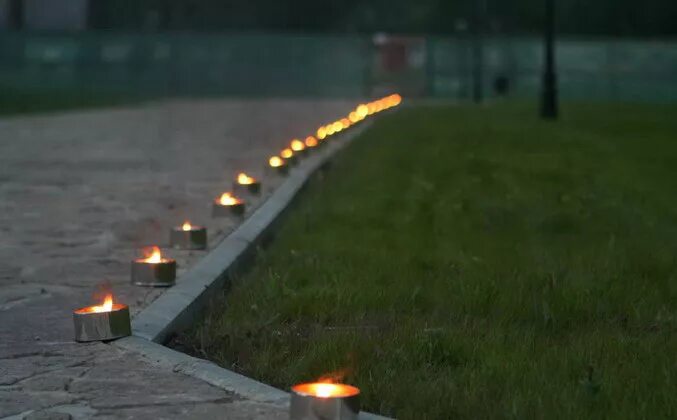 сердце из свечей под окном. улица свечка. тропинка из свечей. много свечей. рождественские огоньки на улице.