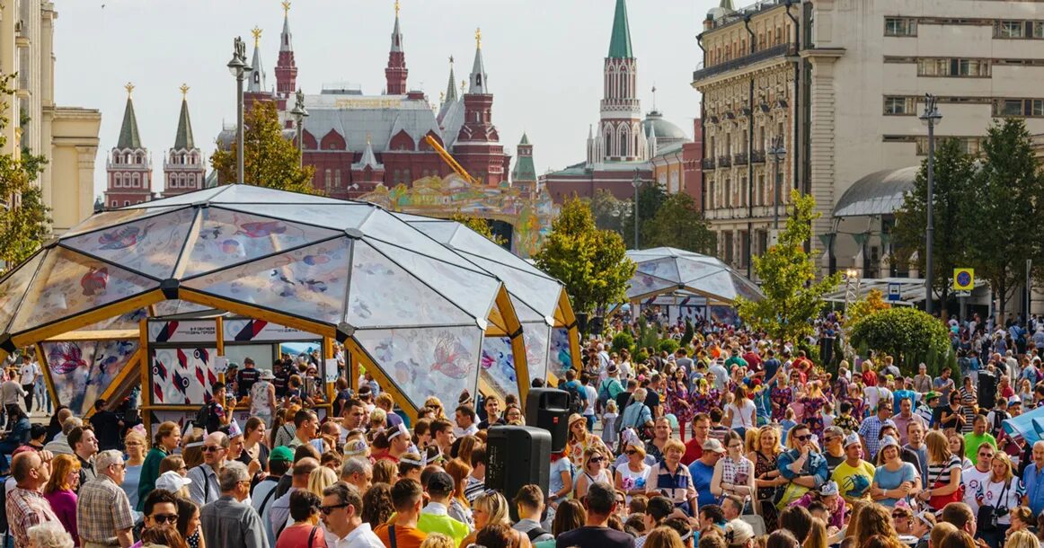 Подарок городу на день города. Праздник в городе. С днем города Москва. Городской праздник. Празднование дня города в Москве.