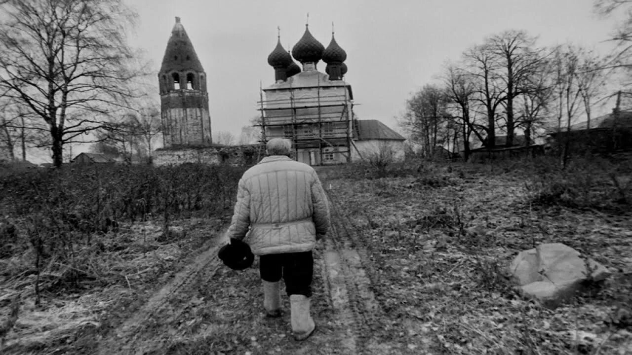 Люди в храме. Люди возле храма. Нищие у храма. Церковь и нищета. Храм дорога жизни