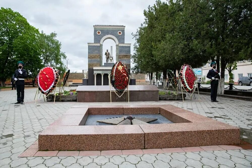 Город черкесск карачаево черкесская республика. Аллея славы Черкесск. Парк Победы Черкесск. Вечный огонь Черкесск. Аллея героев в Черкесске.