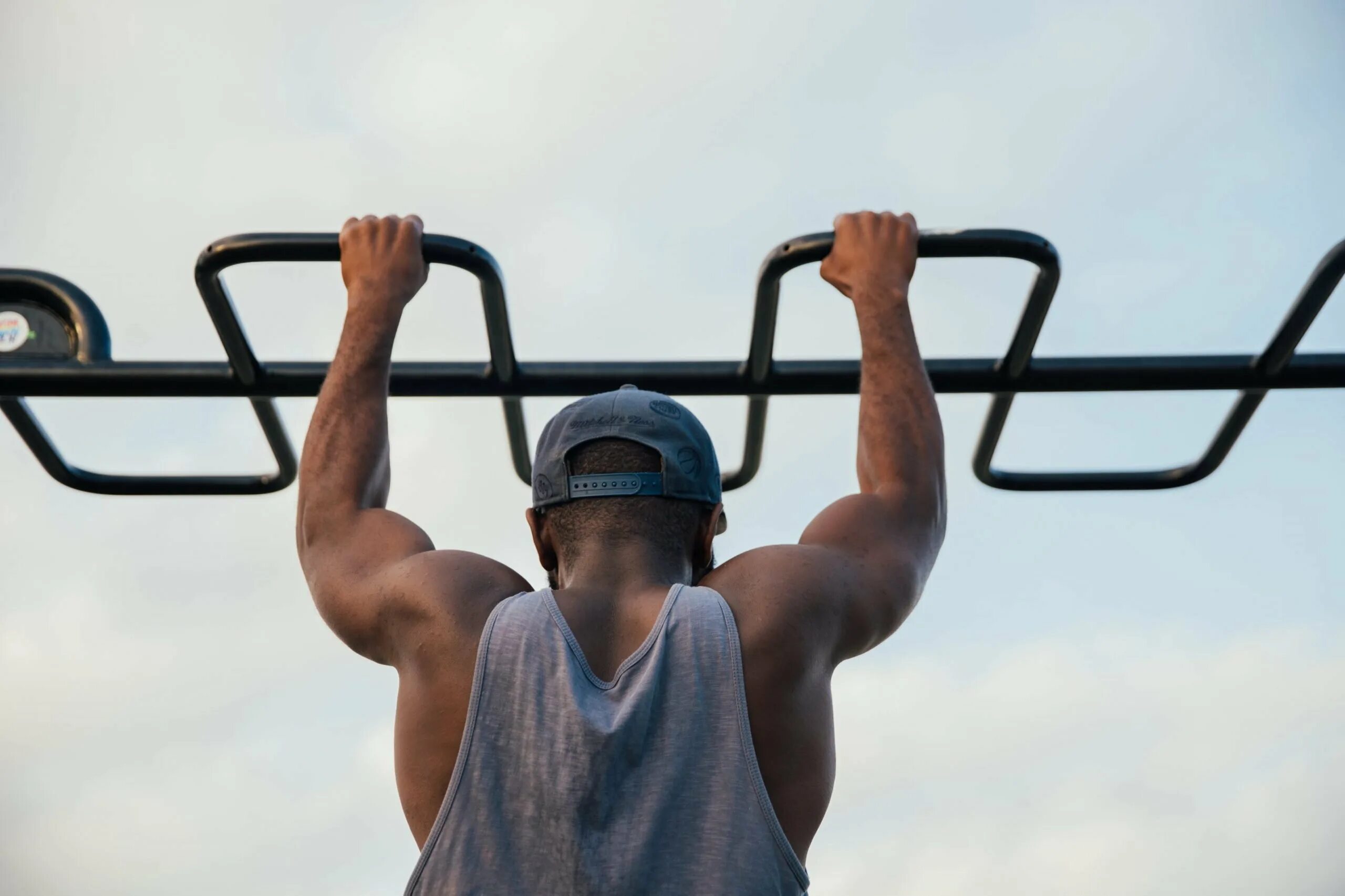 Подтягивания на турнике широким хватом. Подтягивания (pull-ups):. льюис армстронг подтягивание. австралийские подтягивания. подтягивания параллельным хватом.