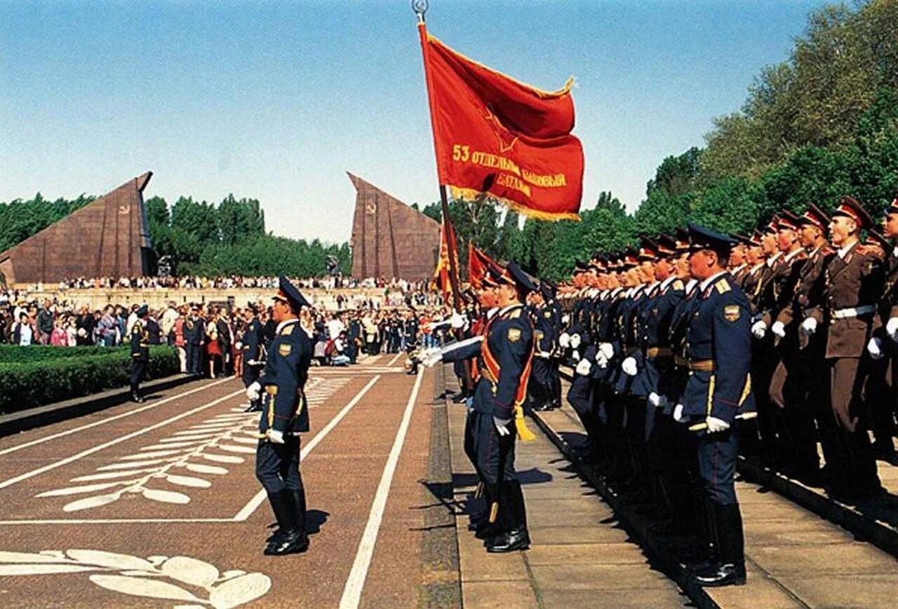 Парад 1994 года. Парад 1994 года. Парад победы 1985г. Военный парад в москве 9 мая 2022 года. Ночная репетиция парада 2020.