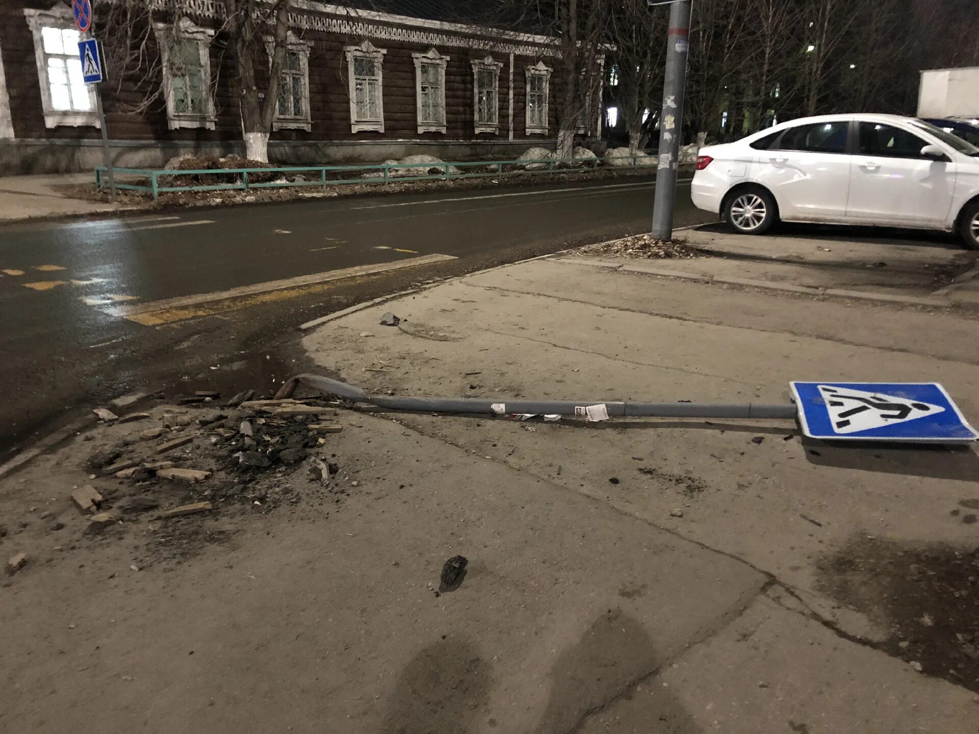 Сбило дорожным знаком. Упавший дорожный знак. Дорожный знак Саратов. Сбили дорожные знаки в Узловой. Жители Саратова.