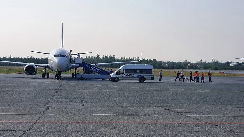 Аэропорт ноябрьск вылет. Аэропорт Ноябрьск. Ноябрьск город аэропорт. Аэропорт Ноябрьск фото. Ноябрьск с самолета.