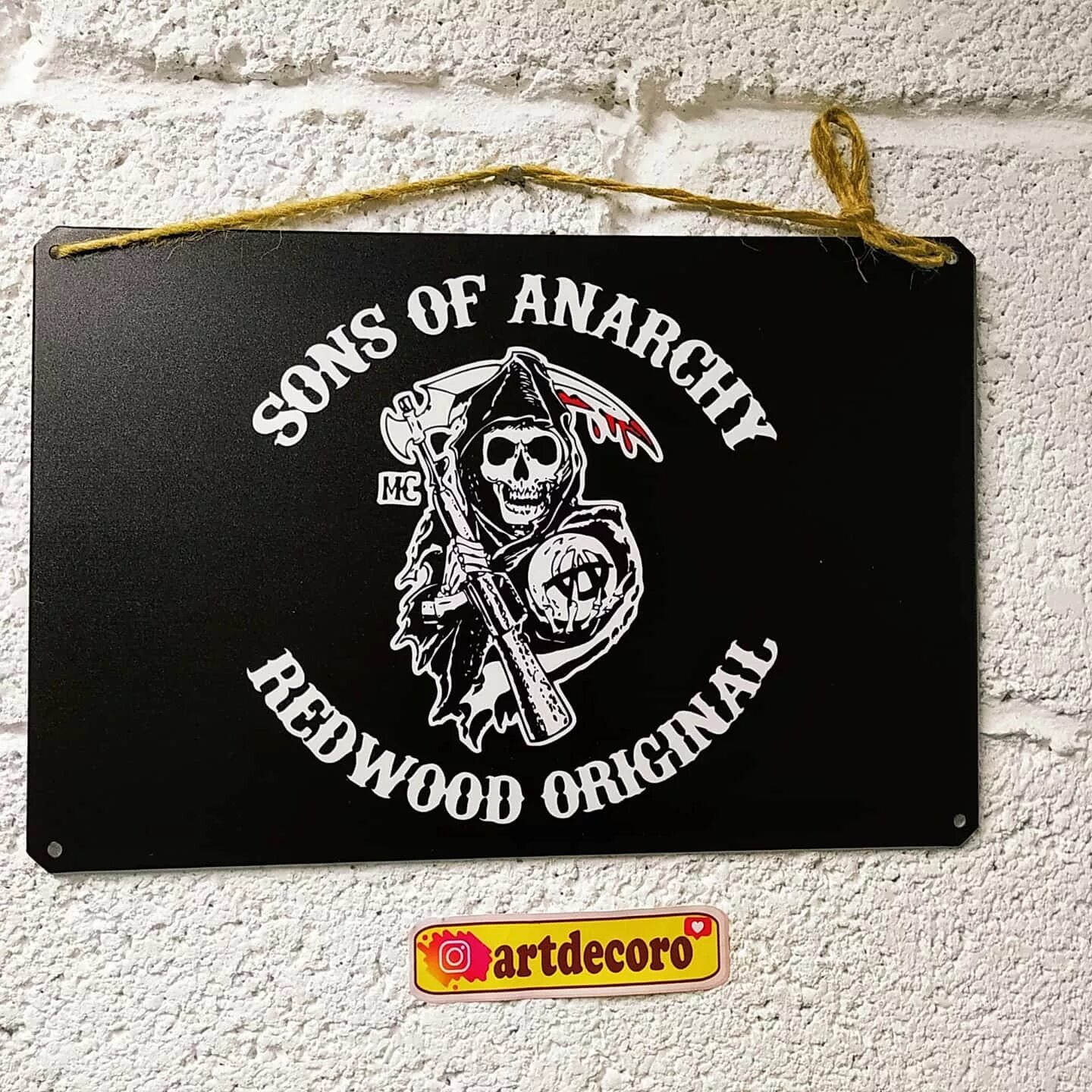 Носки рок анархия. Часы анархия. Куртка с эмблемой анархии. Тату на кисти мужские часы. Знак анархии на одежде.