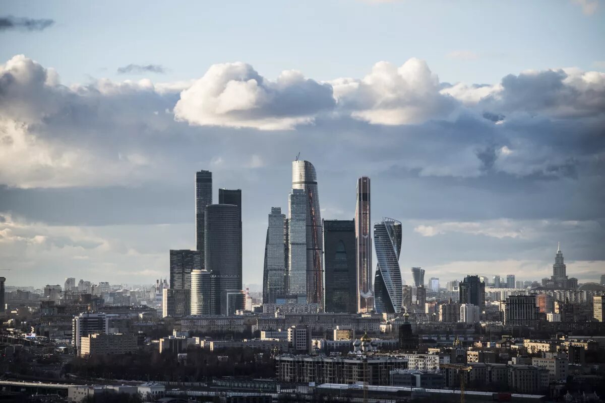 Москва Сити издалека. Москва Сити вид издалека. Серая Москва Сити. Москва Сити в облаках.