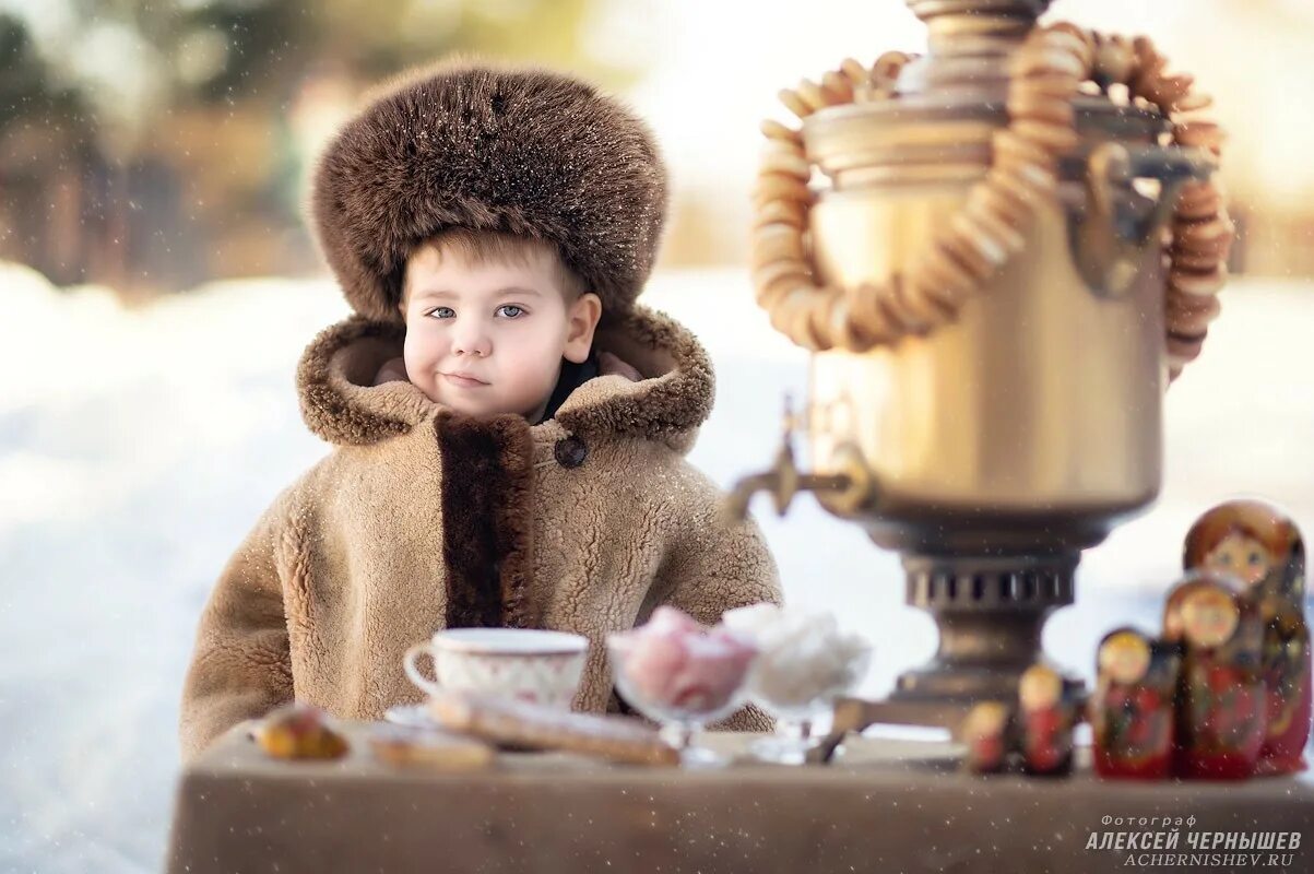 Фотосессия с самоваром. Фотосессия с самоваром и баранками. Фотосессия с самоваром и баранками зимой. Фотосессия в шубе с самоваром. Мальчик самовар