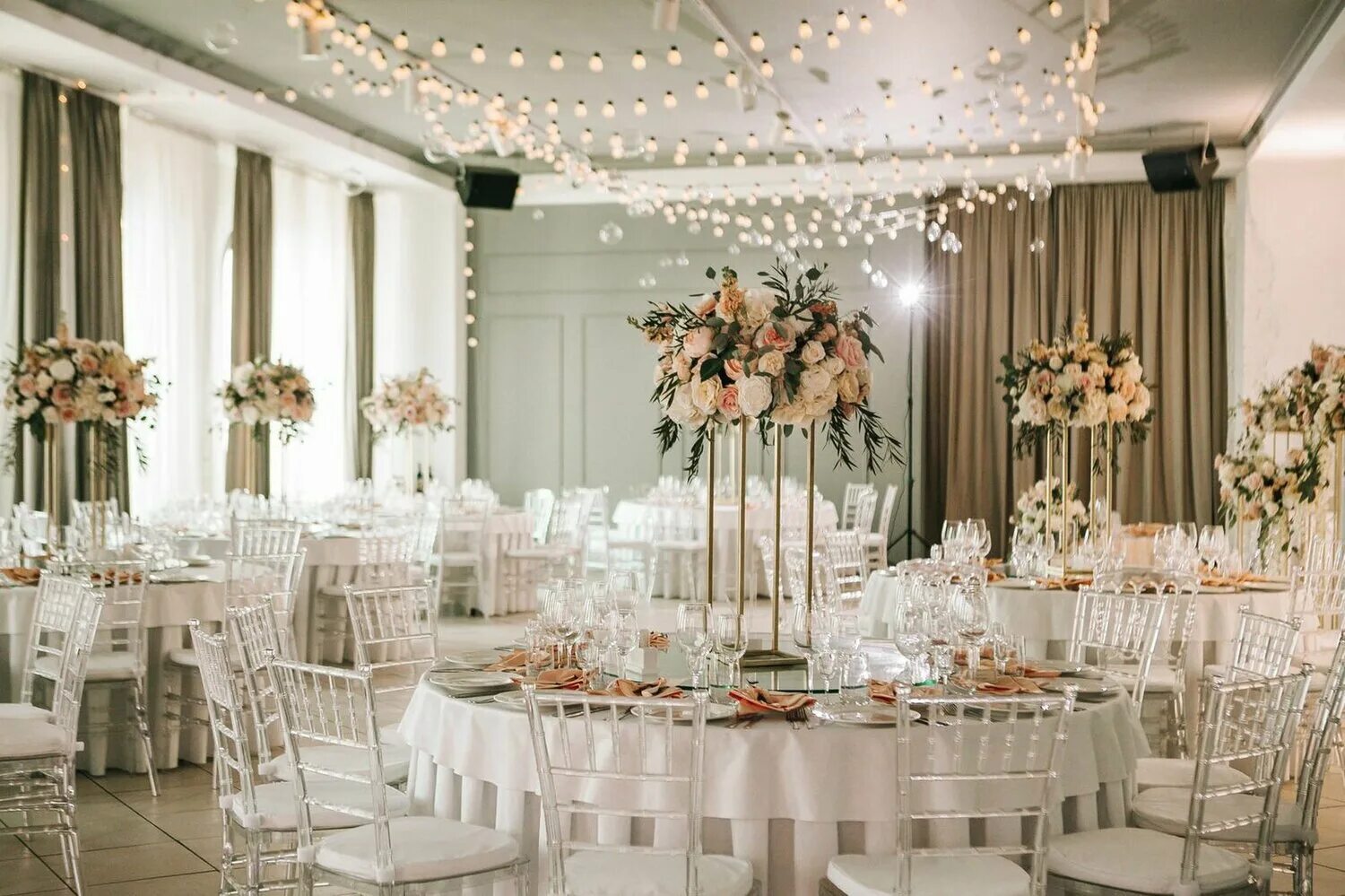 Pin by Ирина on СВАДЕБНОЕ ОФОРМЛЕНИЕ Blue wedding decorations, White wedding dec