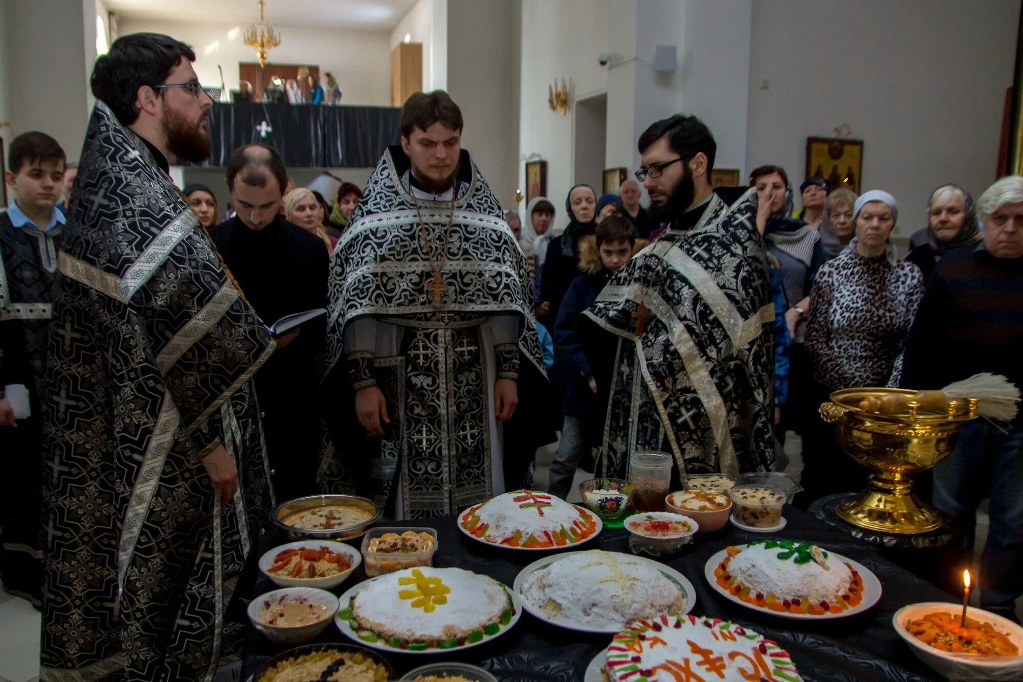 Священник освящает квартиру. Как происходит освящение. Месса преждеосвященных даров. Освятить дом. Освящение квартиры.