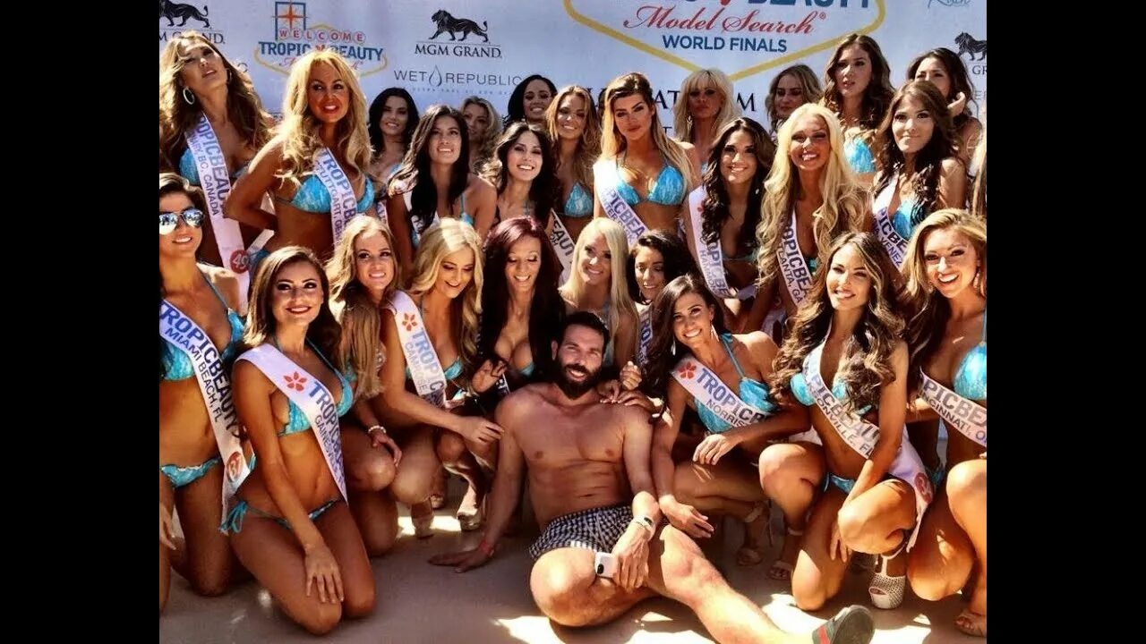 Много девушек. Видео много девушек и один мужик. Видео много девушек и один мужик. Много женщин. Куча девушек в купальниках.