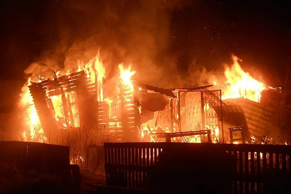 Дом в огне. Взрыв здания. Дом горит. Огонь пылает в доме вид внутри. Горящий дом снаружи.