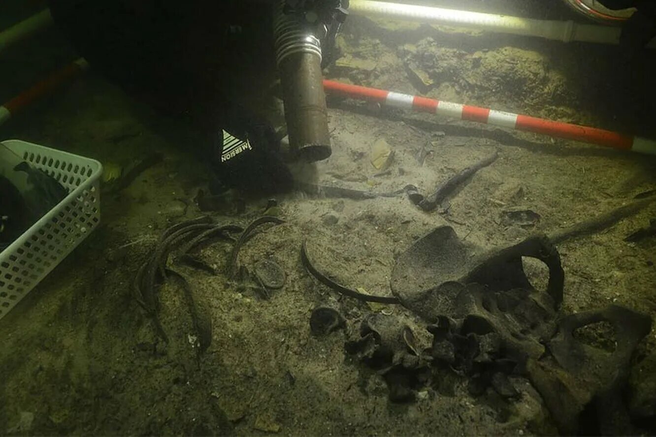 Находки в ладожском озере. Странные находки в черном море. Нашли на дне озера. Подводные пирамиды. Зил 130 со дна байкала.