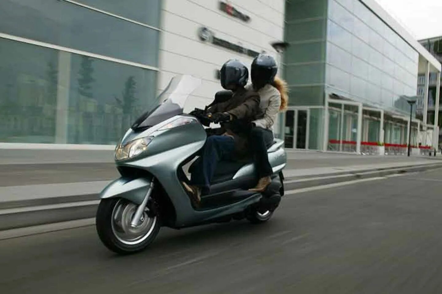 Yamaha yp400 majesty. Максискутер ямаха маджести 400. Majesty скутер. Ямаха маджестик 400 кубов. Majesty скутер.