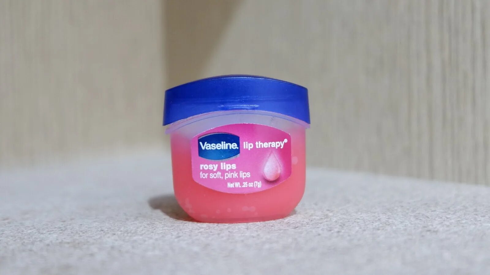 Vaseline Lip Therapy. Вазелин для носа. Vaseline Lip Therapy виноград. Вазелин на столе. Вазелином можно мазать губы