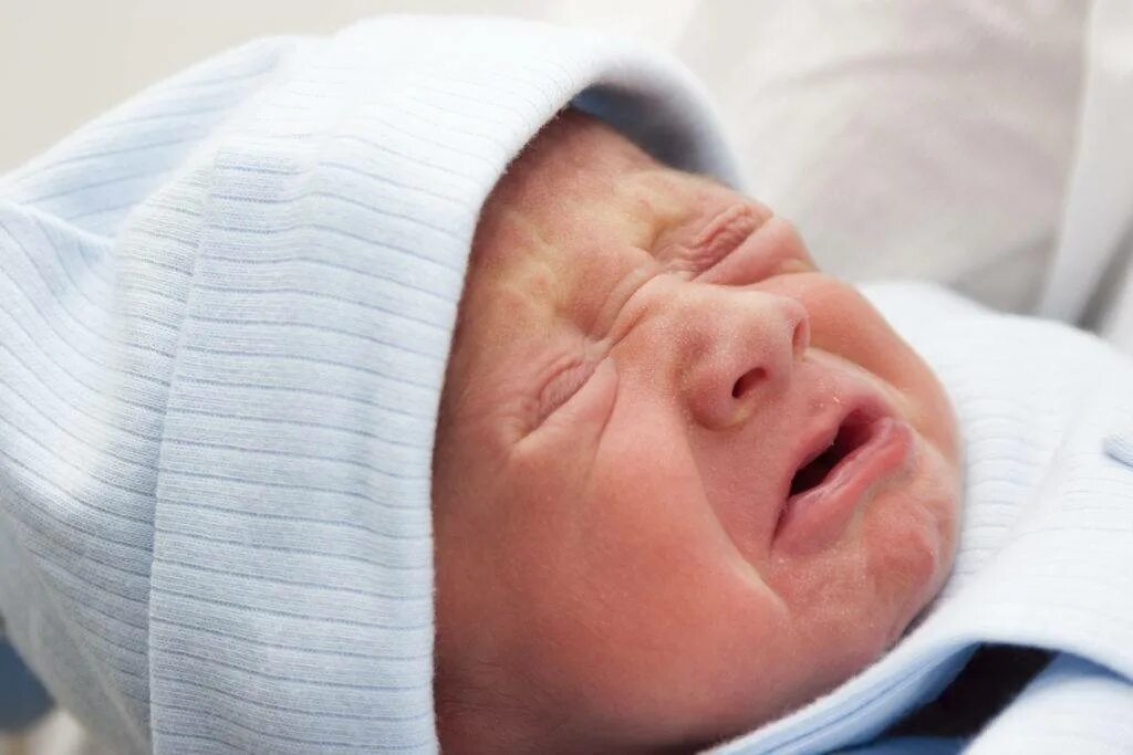 Плачь ребенка при рождении. Младенец плачет. Новорожденный кричит. Плач новорожденного. Новорожденный ребенок.