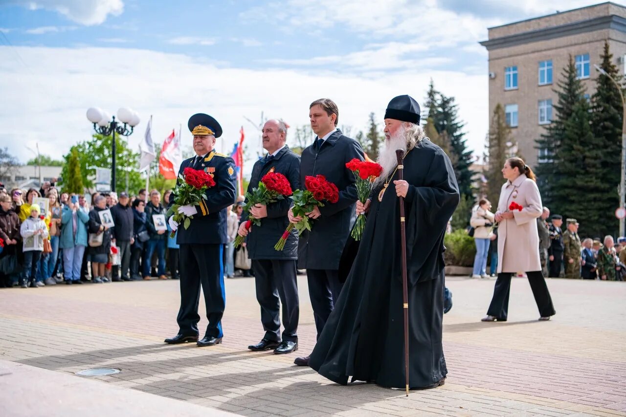Орел события городе. Возложение цветов орел. 9 мая город орёл. орел город воинской славы. стела город воинской славы.
