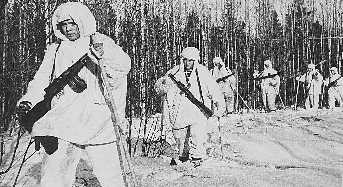 Призрак великой финляндии. Бойцы ркка в зимних маскхалатах. лыжная бригада полковника долина. лыжная бригада в великой отечественной войне 1941. волховский фронт 1942 лыжный батальон.