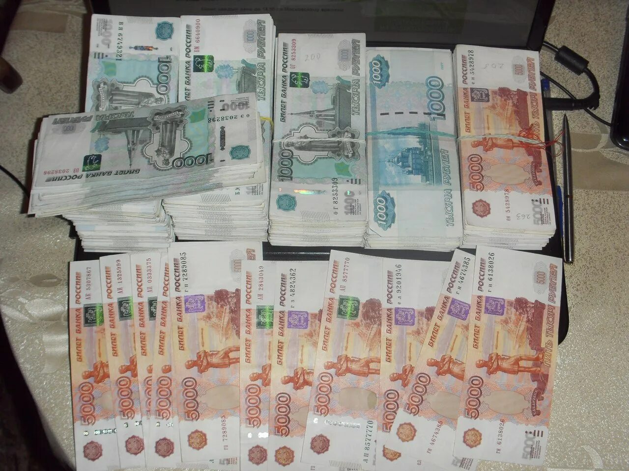 Ва деньги. Пачка миллион рублей 5000. деньги разложены. 5 лямов рублей.