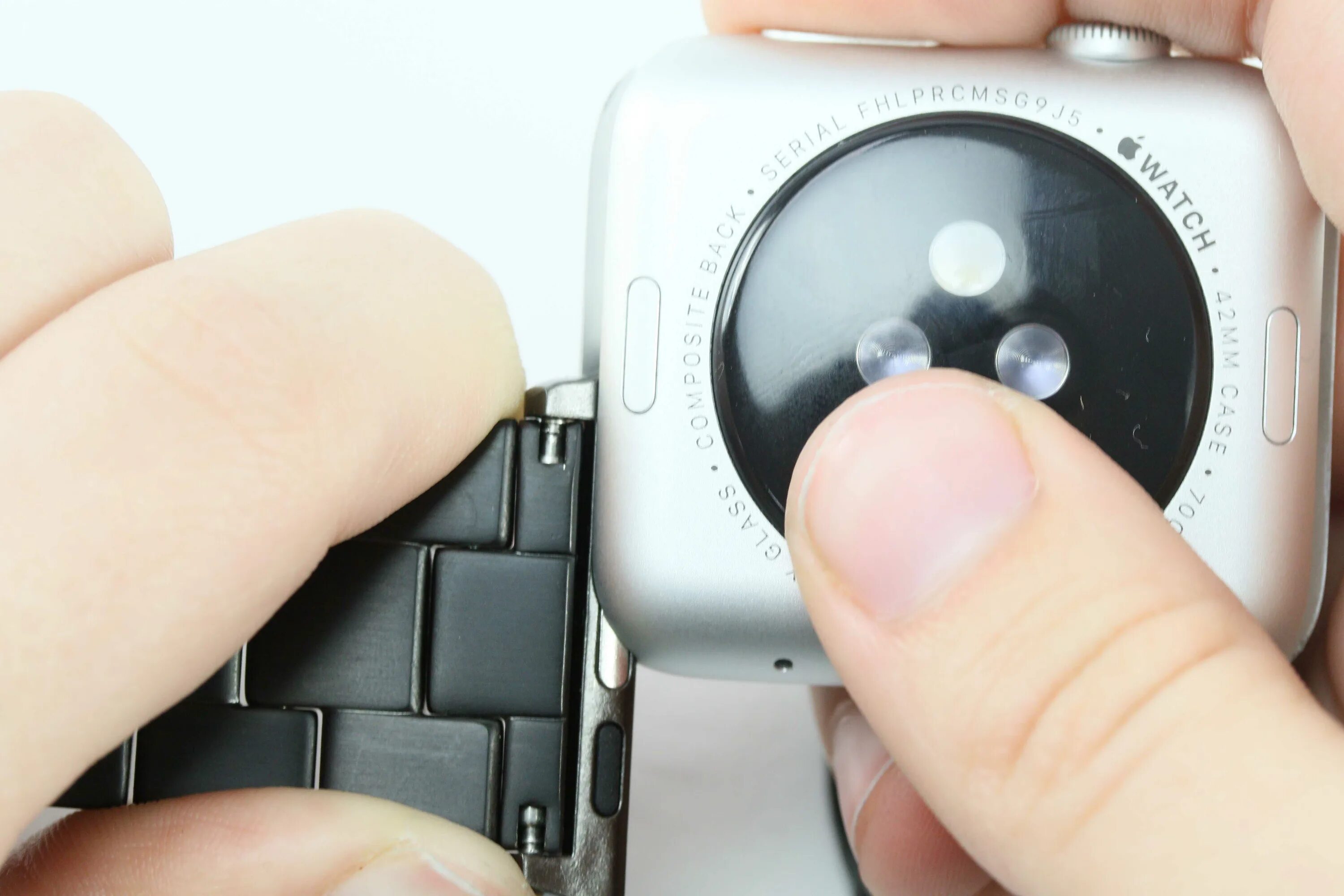 Как сменить apple watch. Кнопка фиксации ремешка Apple watch. Снять ремешок с Apple watch. Как поменять ремешок на Apple. Как поменять ремешок на часах Apple watch.