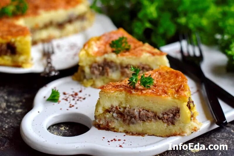 Запеканка с фаршем и картофелем пюре. Запеканка с картофельным пюре. запеканка с пюре и фаршем. запеканка из картофельного пюре с фаршем в духовке. запеканка с толченой картошкой и фаршем в духовке.