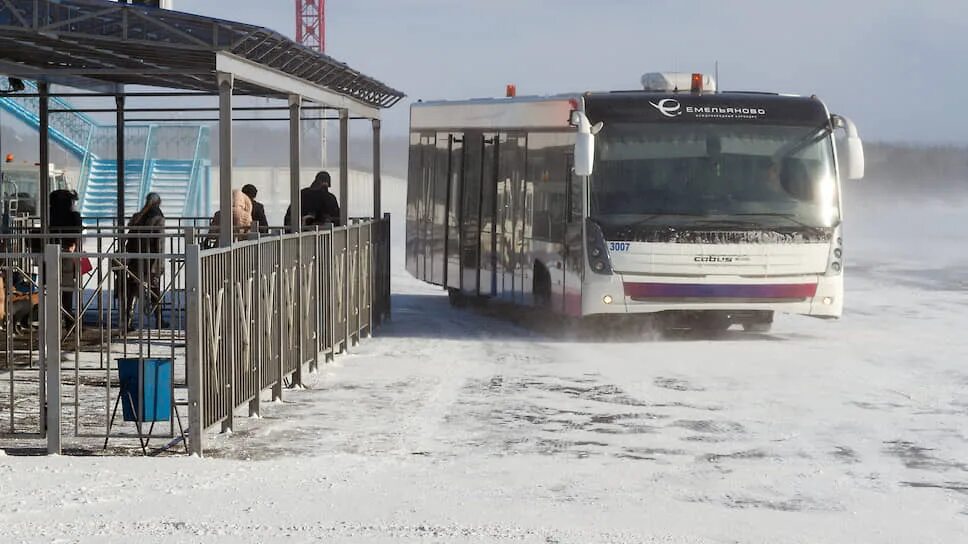 Погода емельяново красноярский на неделю. Автобус аэропорт Емельяново. Аэродромная техника Емельяново. Аэропорта Емельяново Аэродромная техника. Емельяново аэропорт перрон.