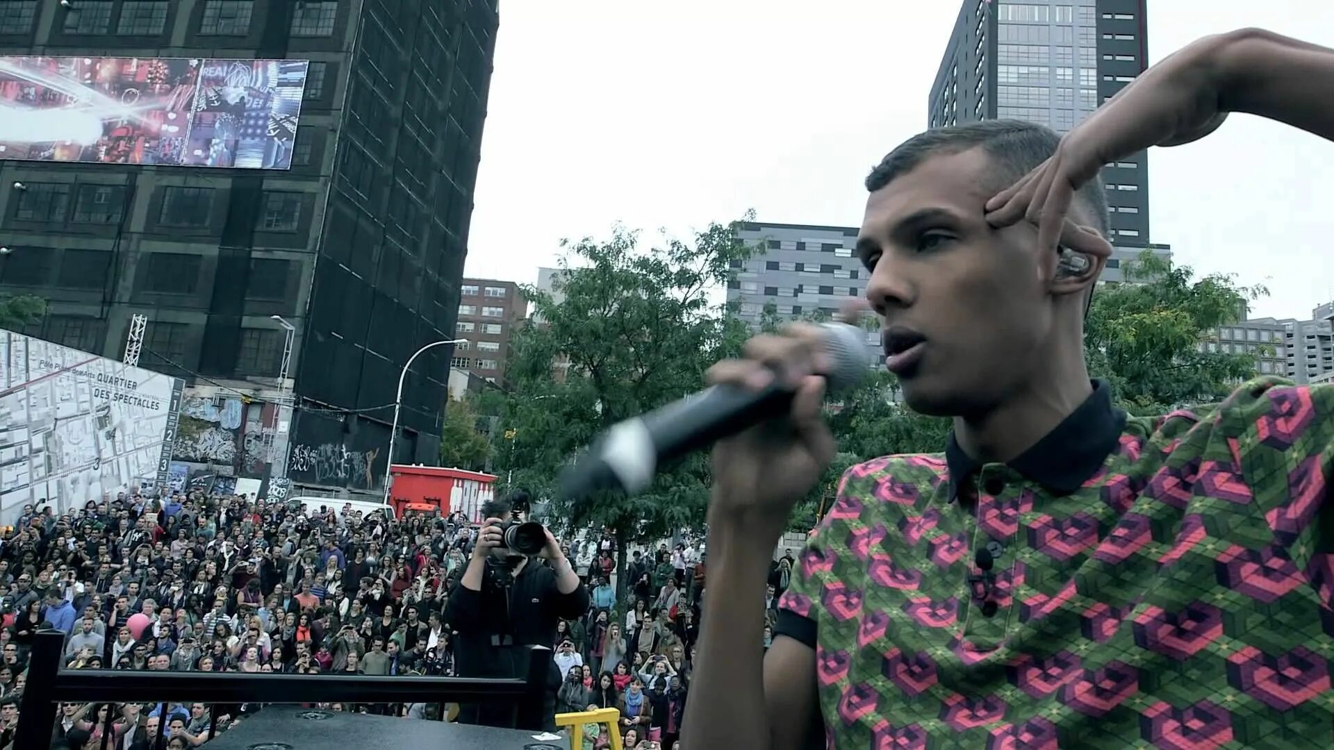 Stromae. Stromae Alors on Danse клип. Стромае в полный рост. Stromae Montreal Live photo. Stromae alors on danse remix