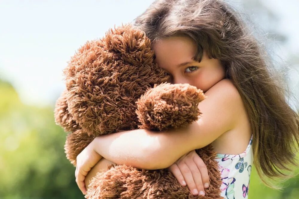 Девушка стала добрее. Девушка обнимает мишку. Девочка обнимает. Девочка обнимает плюшевого медведя. Ребенок обнимает игрушку.