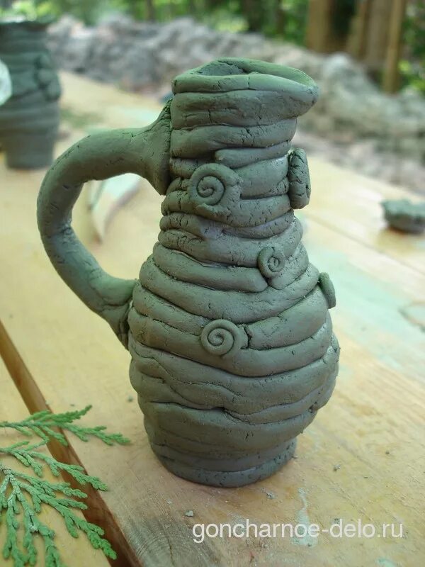 Кувшинчик из пластилина. Кувшин лепка из глины. лепка кувшинчик. кувшин из жгутиков глина. лепка жгутиками из глины.