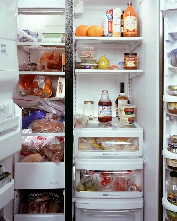 Тесто было в холодильнике. Полный холодильник продуктов. Холодильник с едой. Холодильник с продуктами. Забитый холодильник.