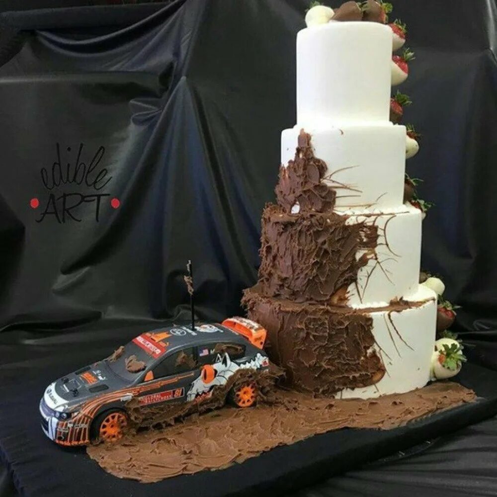 Торты на день рождения машина. Торт машина. Оригинальные торты. Торт на день рождения с машиной. Торт с машинками необычный.