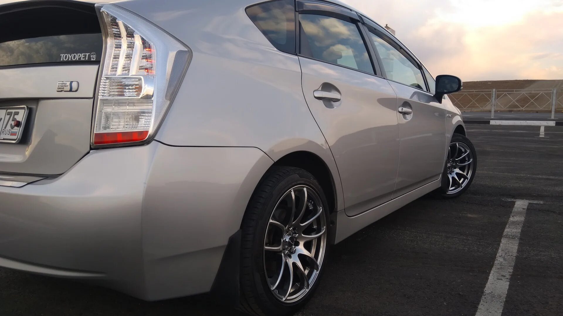 Диски prius. Литьё toyota prius 30. тойота приус 50 литьё. приус 30 на 17 литье. диски тойота приус 30.