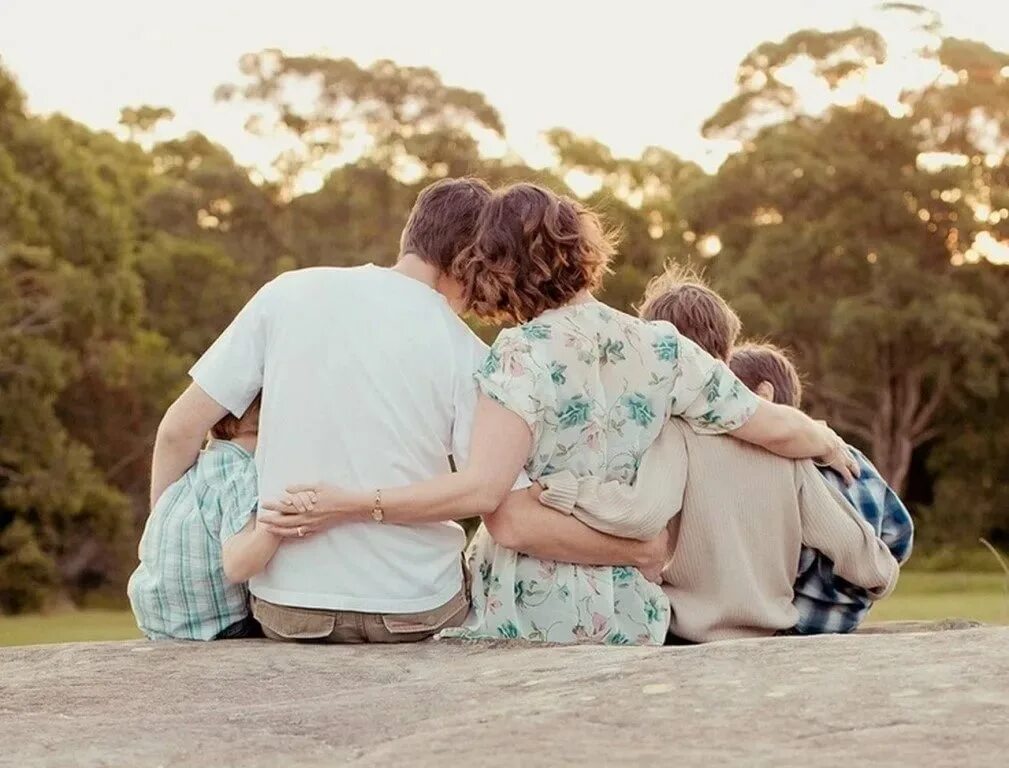 Семья обнимается. Семейные объятия. Объятия детей и родителей. Семья счастье любовь. Семья поддержка и опора